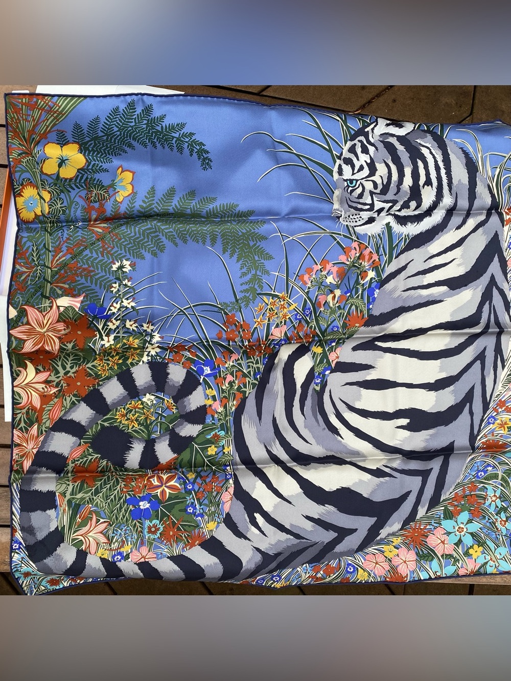 Hermes silk scarf, NWT. Square, 70cm